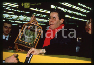 35mm vintage slide* 1990 MILANO Aeroporto MALPENSA Jerry LEWIS con cane Angel *7