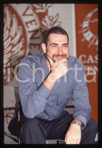 35mm vintage slide* 1997 VENEZIA Daniel CALPARSORO al Festival con "A CIEGAS" *5   Diapositiva d'epoca, in formato 35 mm.Nella diapositiva compare l'attore Daniel Calparsoro al Festival di Venezia del 1997 per la presentazione del film "A ciegas" ("Morire a San Sabastian - Allo sbando").  CONDIZIONI: GOODE' severamente vietata la riproduzione. Tutti i diritti sono riservati. ICharta mette in vendita, sul negozio eBay e in esclusiva sul sito "icharta" il proprio archivio composto da numerose diapositive e negativi fotografici d'epoca, tutti originali e autentici, che attraversano la storia del costume italiano tra gli la fine degli anni Sessanta e Novanta.Si tratta di uno sguardo inedito sull'attualit&agrave;, la politica, la vita quotidiana, il gossip e la cultura, che fotografa il cambiamento della nazione in quest'ultimo scorcio del XX secolo. Un'occasione unica per il mercato del collezionismo, che vede finalmente disponibile un archivio eccezionale per vastit&agrave;, tematiche e condizioni, in un settore (il negativo fotografico e la diapositiva) di assoluta novit&agrave; e dalle interessanti prospettive di investimento.     originale e autentica 1