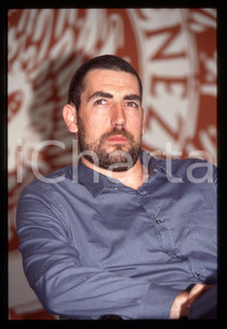 35mm vintage slide* 1997 VENEZIA Daniel CALPARSORO al Festival con "A CIEGAS" *6   Diapositiva d'epoca, in formato 35 mm.Nella diapositiva compare l'attore Daniel Calparsoro al Festival di Venezia del 1997 per la presentazione del film "A ciegas" ("Morire a San Sabastian - Allo sbando").  CONDIZIONI: GOODE' severamente vietata la riproduzione. Tutti i diritti sono riservati. ICharta mette in vendita, sul negozio eBay e in esclusiva sul sito "icharta" il proprio archivio composto da numerose diapositive e negativi fotografici d'epoca, tutti originali e autentici, che attraversano la storia del costume italiano tra gli la fine degli anni Sessanta e Novanta.Si tratta di uno sguardo inedito sull'attualit&agrave;, la politica, la vita quotidiana, il gossip e la cultura, che fotografa il cambiamento della nazione in quest'ultimo scorcio del XX secolo. Un'occasione unica per il mercato del collezionismo, che vede finalmente disponibile un archivio eccezionale per vastit&agrave;, tematiche e condizioni, in un settore (il negativo fotografico e la diapositiva) di assoluta novit&agrave; e dalle interessanti prospettive di investimento.     originale e autentica 1