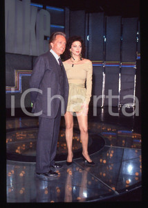 35mm vintage slide* 1991 TELEMIKE Mike BONGIORNO e Pierangela VALLERINO (3)   Diapositiva d'epoca, in formato 35 mm.  CONDIZIONI: GOODE' severamente vietata la riproduzione. Tutti i diritti sono riservati. ICharta mette in vendita, sul negozio eBay e in esclusiva sul sito "icharta" il proprio archivio composto da numerose diapositive e negativi fotografici d'epoca, tutti originali e autentici, che attraversano la storia del costume italiano tra gli la fine degli anni Sessanta e Novanta.Si tratta di uno sguardo inedito sull'attualit&agrave;, la politica, la vita quotidiana, il gossip e la cultura, che fotografa il cambiamento della nazione in quest'ultimo scorcio del XX secolo. Un'occasione unica per il mercato del collezionismo, che vede finalmente disponibile un archivio eccezionale per vastit&agrave;, tematiche e condizioni, in un settore (il negativo fotografico e la diapositiva) di assoluta novit&agrave; e dalle interessanti prospettive di investimento.     originale e autentica 1