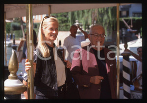 35mm vintage slide* 2000 Festival VENEZIA Dino DE LAURENTIIS Marta SCHUMACHER   Diapositiva d'epoca, in formato 35 mm. CONDIZIONI: GOODE' severamente vietata la riproduzione. Tutti i diritti sono riservati. ICharta mette in vendita, sul negozio eBay e in esclusiva sul sito "icharta" il proprio archivio composto da numerose diapositive e negativi fotografici d'epoca, tutti originali e autentici, che attraversano la storia del costume italiano tra gli la fine degli anni Sessanta e Novanta.Si tratta di uno sguardo inedito sull'attualit&agrave;, la politica, la vita quotidiana, il gossip e la cultura, che fotografa il cambiamento della nazione in quest'ultimo scorcio del XX secolo. Un'occasione unica per il mercato del collezionismo, che vede finalmente disponibile un archivio eccezionale per vastit&agrave;, tematiche e condizioni, in un settore (il negativo fotografico e la diapositiva) di assoluta novit&agrave; e dalle interessanti prospettive di investimento.     originale e autentica 1