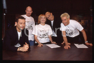 35mm vintage slide* 1998 ITALIA 1 Simona VENTURA Andrea PELLIZZARI e LE IENE   Diapositiva d'epoca, in formato 35 mm.Nella diapositiva compare il cast del programma televisivo "Le Iene" nell'edizione del 1998: Fabio Volo, Marco Berry, Simona Ventura, Peppe Quintale e Andrea Pellizzari.   CONDIZIONI: GOOD E' severamente vietata la riproduzione. Tutti i diritti sono riservati. ICharta mette in vendita, sul negozio eBay e in esclusiva sul sito "icharta" il proprio archivio composto da numerose diapositive e negativi fotografici d'epoca, tutti originali e autentici, che attraversano la storia del costume italiano tra gli la fine degli anni Sessanta e Novanta.Si tratta di uno sguardo inedito sull'attualit&agrave;, la politica, la vita quotidiana, il gossip e la cultura, che fotografa il cambiamento della nazione in quest'ultimo scorcio del XX secolo. Un'occasione unica per il mercato del collezionismo, che vede finalmente disponibile un archivio eccezionale per vastit&agrave;, tematiche e condizioni, in un settore (il negativo fotografico e la diapositiva) di assoluta novit&agrave; e dalle interessanti prospettive di investimento.  originale e autentica 1