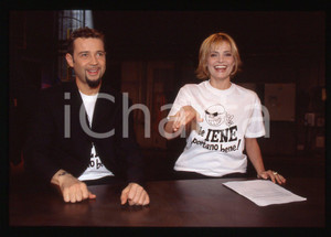 35mm vintage slide* 1998 ITALIA 1 Simona VENTURA e Fabio VOLO a LE IENE (3)   Diapositiva d'epoca, in formato 35 mm.  CONDIZIONI: GOOD E' severamente vietata la riproduzione. Tutti i diritti sono riservati. ICharta mette in vendita, sul negozio eBay e in esclusiva sul sito "icharta" il proprio archivio composto da numerose diapositive e negativi fotografici d'epoca, tutti originali e autentici, che attraversano la storia del costume italiano tra gli la fine degli anni Sessanta e Novanta.Si tratta di uno sguardo inedito sull'attualit&agrave;, la politica, la vita quotidiana, il gossip e la cultura, che fotografa il cambiamento della nazione in quest'ultimo scorcio del XX secolo. Un'occasione unica per il mercato del collezionismo, che vede finalmente disponibile un archivio eccezionale per vastit&agrave;, tematiche e condizioni, in un settore (il negativo fotografico e la diapositiva) di assoluta novit&agrave; e dalle interessanti prospettive di investimento.  originale e autentica 1