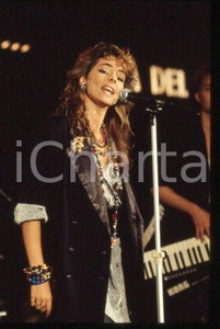 SANDRA Ann LAUER - MUSIC Pop singer on a stage 1985 ca * 35 mm vintage slide 66