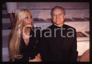 35mm vintage slide* 1999 MILANO Donatella e Santo VERSACE a una sfilata GUCCI
