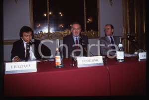 Fotografia d epoca originale 35mm vintage slide 1992 MILANO Francis FUKUYAMA e Piero OSTELLINO in conferenza 1