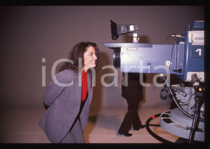 35mm vintage slide* 1989 ITALIA TV Nina SOLDANO con videocamera VAROTAL (1)