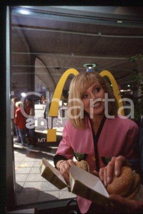 Britt EKLAND MCDONALD'S Stockholm Swedish actress 1992 ca * 35mm vintage slide 1