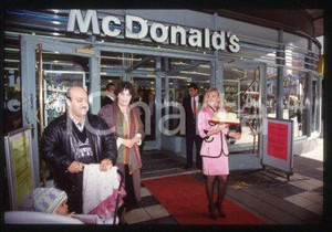 Britt EKLAND MCDONALD'S Stockholm Swedish actress 1992 ca * 35mm vintage slide 8