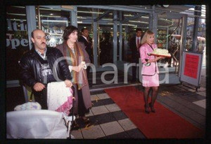 Britt EKLAND MCDONALD'S Stockholm Swedish actress 1992 ca *35mm vintage slide 15