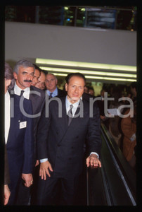 Silvio BERLUSCONI SHOPVILLE GRAN RENO a CASALECCHIO 1993 * 35 mm vintage slide 2 Diapositiva scattata durante l'inaugurazione del centro commerciale SHOPVILLE GRAN RENO a CASALECCHIO DI RENO nel 1993. Diapositiva d'epoca, in formato 35 mm.CONDIZIONI: GOODE' severamente vietata la riproduzione. Tutti i diritti sono riservati.ICharta mette in vendita, sul negozio eBay e in esclusiva sul sito "icharta" il proprio archivio composto da numerose diapositive e negativi fotografici d'epoca, tutti originali e autentici, che attraversano la storia del costume italiano tra gli la fine degli anni Sessanta e Novanta.Si tratta di uno sguardo inedito sull'attualità, la politica, la vita quotidiana, il gossip e la cultura, che fotografa il cambiamento della nazione in quest'ultimo scorcio del XX secolo. Un'occasione unica per il mercato del collezionismo, che vede finalmente disponibile un archivio eccezionale per vastità, tematiche e condizioni, in un settore (il negativo fotografico e la diapositiva) di assoluta novità e dalle interessanti prospettive di investimento.  GOOD/buono   originale e autentica 1