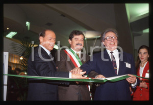Silvio BERLUSCONI SHOPVILLE GRAN RENO a CASALECCHIO 1993 * 35 mm vintage slide 4 Diapositiva scattata durante l'inaugurazione del centro commerciale SHOPVILLE GRAN RENO a CASALECCHIO DI RENO nel 1993.Nella diapositiva sono inoltre presenti Roger Flament e il sindaco Ghino Collina. Diapositiva d'epoca, in formato 35 mm.CONDIZIONI: GOODE' severamente vietata la riproduzione. Tutti i diritti sono riservati. ICharta mette in vendita, sul negozio eBay e in esclusiva sul sito "icharta" il proprio archivio composto da numerose diapositive e negativi fotografici d'epoca, tutti originali e autentici, che attraversano la storia del costume italiano tra gli la fine degli anni Sessanta e Novanta.Si tratta di uno sguardo inedito sull'attualità, la politica, la vita quotidiana, il gossip e la cultura, che fotografa il cambiamento della nazione in quest'ultimo scorcio del XX secolo. Un'occasione unica per il mercato del collezionismo, che vede finalmente disponibile un archivio eccezionale per vastità, tematiche e condizioni, in un settore (il negativo fotografico e la diapositiva) di assoluta novità e dalle interessanti prospettive di investimento.  GOOD/buono   originale e autentica 1