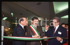Silvio BERLUSCONI SHOPVILLE GRAN RENO a CASALECCHIO 1993 * 35 mm vintage slide 5 Diapositiva scattata durante l'inaugurazione del centro commerciale SHOPVILLE GRAN RENO a CASALECCHIO DI RENO nel 1993.Nella diapositiva sono inoltre presenti Roger Flament e il sindaco Ghino Collina. Diapositiva d'epoca, in formato 35 mm.CONDIZIONI: GOODE' severamente vietata la riproduzione. Tutti i diritti sono riservati.ICharta mette in vendita, sul negozio eBay e in esclusiva sul sito "icharta" il proprio archivio composto da numerose diapositive e negativi fotografici d'epoca, tutti originali e autentici, che attraversano la storia del costume italiano tra gli la fine degli anni Sessanta e Novanta.Si tratta di uno sguardo inedito sull'attualità, la politica, la vita quotidiana, il gossip e la cultura, che fotografa il cambiamento della nazione in quest'ultimo scorcio del XX secolo. Un'occasione unica per il mercato del collezionismo, che vede finalmente disponibile un archivio eccezionale per vastità, tematiche e condizioni, in un settore (il negativo fotografico e la diapositiva) di assoluta novità e dalle interessanti prospettive di investimento.  GOOD/buono   originale e autentica 1