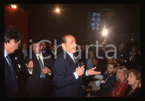 Silvio BERLUSCONI - Convegno ALLEANZA NAZIONALE 1995 ca * 35 mm vintage slide 27  Diapositiva d'epoca, in formato 35 mm.CONDIZIONI: GOODE' severamente vietata la riproduzione. Tutti i diritti sono riservati.ICharta mette in vendita, sul negozio eBay e in esclusiva sul sito "icharta" il proprio archivio composto da numerose diapositive e negativi fotografici d'epoca, tutti originali e autentici, che attraversano la storia del costume italiano tra gli la fine degli anni Sessanta e Novanta.Si tratta di uno sguardo inedito sull'attualità, la politica, la vita quotidiana, il gossip e la cultura, che fotografa il cambiamento della nazione in quest'ultimo scorcio del XX secolo. Un'occasione unica per il mercato del collezionismo, che vede finalmente disponibile un archivio eccezionale per vastità, tematiche e condizioni, in un settore (il negativo fotografico e la diapositiva) di assoluta novità e dalle interessanti prospettive di investimento.  GOOD/buono   originale e autentica 1