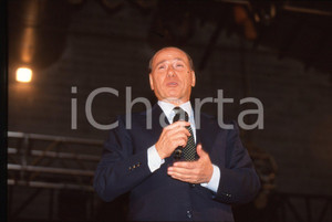 Silvio BERLUSCONI - Convegno ALLEANZA NAZIONALE 1995 ca * 35 mm vintage slide 29  Diapositiva d'epoca, in formato 35 mm.CONDIZIONI: GOODE' severamente vietata la riproduzione. Tutti i diritti sono riservati. ICharta mette in vendita, sul negozio eBay e in esclusiva sul sito "icharta" il proprio archivio composto da numerose diapositive e negativi fotografici d'epoca, tutti originali e autentici, che attraversano la storia del costume italiano tra gli la fine degli anni Sessanta e Novanta.Si tratta di uno sguardo inedito sull'attualità, la politica, la vita quotidiana, il gossip e la cultura, che fotografa il cambiamento della nazione in quest'ultimo scorcio del XX secolo. Un'occasione unica per il mercato del collezionismo, che vede finalmente disponibile un archivio eccezionale per vastità, tematiche e condizioni, in un settore (il negativo fotografico e la diapositiva) di assoluta novità e dalle interessanti prospettive di investimento.  GOOD/buono   originale e autentica 1