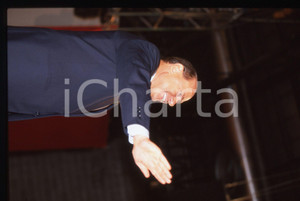 Silvio BERLUSCONI - Convegno ALLEANZA NAZIONALE 1995 ca * 35 mm vintage slide 32  Diapositiva d'epoca, in formato 35 mm.CONDIZIONI: GOODE' severamente vietata la riproduzione. Tutti i diritti sono riservati. ICharta mette in vendita, sul negozio eBay e in esclusiva sul sito "icharta" il proprio archivio composto da numerose diapositive e negativi fotografici d'epoca, tutti originali e autentici, che attraversano la storia del costume italiano tra gli la fine degli anni Sessanta e Novanta.Si tratta di uno sguardo inedito sull'attualità, la politica, la vita quotidiana, il gossip e la cultura, che fotografa il cambiamento della nazione in quest'ultimo scorcio del XX secolo. Un'occasione unica per il mercato del collezionismo, che vede finalmente disponibile un archivio eccezionale per vastità, tematiche e condizioni, in un settore (il negativo fotografico e la diapositiva) di assoluta novità e dalle interessanti prospettive di investimento.  GOOD/buono   originale e autentica 1