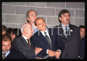 Silvio BERLUSCONI Pier Gianni PROSPERINI POLITICA 1995 ca *35 mm vintage slide 7 Diapositiva d'epoca, in formato 35 mm.CONDIZIONI: GOODE' severamente vietata la riproduzione. Tutti i diritti sono riservati.ICharta mette in vendita, sul negozio eBay e in esclusiva sul sito "icharta" il proprio archivio composto da numerose diapositive e negativi fotografici d'epoca, tutti originali e autentici, che attraversano la storia del costume italiano tra gli la fine degli anni Sessanta e Novanta.Si tratta di uno sguardo inedito sull'attualità, la politica, la vita quotidiana, il gossip e la cultura, che fotografa il cambiamento della nazione in quest'ultimo scorcio del XX secolo. Un'occasione unica per il mercato del collezionismo, che vede finalmente disponibile un archivio eccezionale per vastità, tematiche e condizioni, in un settore (il negativo fotografico e la diapositiva) di assoluta novità e dalle interessanti prospettive di investimento.  GOOD/buono   originale e autentica 1