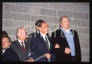 Silvio BERLUSCONI Pier Gianni PROSPERINI POLITICA 1995 ca *35 mm vintage slide 8 Diapositiva d'epoca, in formato 35 mm.CONDIZIONI: GOODE' severamente vietata la riproduzione. Tutti i diritti sono riservati.ICharta mette in vendita, sul negozio eBay e in esclusiva sul sito "icharta" il proprio archivio composto da numerose diapositive e negativi fotografici d'epoca, tutti originali e autentici, che attraversano la storia del costume italiano tra gli la fine degli anni Sessanta e Novanta.Si tratta di uno sguardo inedito sull'attualità, la politica, la vita quotidiana, il gossip e la cultura, che fotografa il cambiamento della nazione in quest'ultimo scorcio del XX secolo. Un'occasione unica per il mercato del collezionismo, che vede finalmente disponibile un archivio eccezionale per vastità, tematiche e condizioni, in un settore (il negativo fotografico e la diapositiva) di assoluta novità e dalle interessanti prospettive di investimento.  GOOD/buono   originale e autentica 1