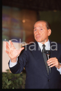 Silvio BERLUSCONI - Convegno ALLEANZA NAZIONALE 1995 ca * 35 mm vintage slide 47  Diapositiva d'epoca, in formato 35 mm.CONDIZIONI: GOODE' severamente vietata la riproduzione. Tutti i diritti sono riservati.ICharta mette in vendita, sul negozio eBay e in esclusiva sul sito "icharta" il proprio archivio composto da numerose diapositive e negativi fotografici d'epoca, tutti originali e autentici, che attraversano la storia del costume italiano tra gli la fine degli anni Sessanta e Novanta.Si tratta di uno sguardo inedito sull'attualità, la politica, la vita quotidiana, il gossip e la cultura, che fotografa il cambiamento della nazione in quest'ultimo scorcio del XX secolo. Un'occasione unica per il mercato del collezionismo, che vede finalmente disponibile un archivio eccezionale per vastità, tematiche e condizioni, in un settore (il negativo fotografico e la diapositiva) di assoluta novità e dalle interessanti prospettive di investimento.  GOOD/buono   originale e autentica 1