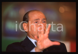 Silvio BERLUSCONI - Convegno ALLEANZA NAZIONALE 1995 ca * 35 mm vintage slide 52  Diapositiva d'epoca, in formato 35 mm.CONDIZIONI: GOODE' severamente vietata la riproduzione. Tutti i diritti sono riservati.ICharta mette in vendita, sul negozio eBay e in esclusiva sul sito "icharta" il proprio archivio composto da numerose diapositive e negativi fotografici d'epoca, tutti originali e autentici, che attraversano la storia del costume italiano tra gli la fine degli anni Sessanta e Novanta.Si tratta di uno sguardo inedito sull'attualità, la politica, la vita quotidiana, il gossip e la cultura, che fotografa il cambiamento della nazione in quest'ultimo scorcio del XX secolo. Un'occasione unica per il mercato del collezionismo, che vede finalmente disponibile un archivio eccezionale per vastità, tematiche e condizioni, in un settore (il negativo fotografico e la diapositiva) di assoluta novità e dalle interessanti prospettive di investimento.  GOOD/buono   originale e autentica 1