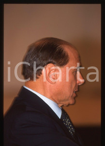 Silvio BERLUSCONI - Convegno ALLEANZA NAZIONALE 1995 ca * 35 mm vintage slide 55  Diapositiva d'epoca, in formato 35 mm.CONDIZIONI: GOODE' severamente vietata la riproduzione. Tutti i diritti sono riservati. ICharta mette in vendita, sul negozio eBay e in esclusiva sul sito "icharta" il proprio archivio composto da numerose diapositive e negativi fotografici d'epoca, tutti originali e autentici, che attraversano la storia del costume italiano tra gli la fine degli anni Sessanta e Novanta.Si tratta di uno sguardo inedito sull'attualità, la politica, la vita quotidiana, il gossip e la cultura, che fotografa il cambiamento della nazione in quest'ultimo scorcio del XX secolo. Un'occasione unica per il mercato del collezionismo, che vede finalmente disponibile un archivio eccezionale per vastità, tematiche e condizioni, in un settore (il negativo fotografico e la diapositiva) di assoluta novità e dalle interessanti prospettive di investimento.  GOOD/buono   originale e autentica 1