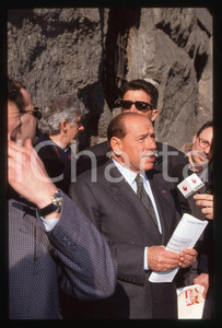 Silvio BERLUSCONI POLITICA FORZA ITALIA PORTOFINO 1995 ca *35 mm vintage slide 9  Diapositiva d'epoca, in formato 35 mm.CONDIZIONI: GOODE' severamente vietata la riproduzione. Tutti i diritti sono riservati.ICharta mette in vendita, sul negozio eBay e in esclusiva sul sito "icharta" il proprio archivio composto da numerose diapositive e negativi fotografici d'epoca, tutti originali e autentici, che attraversano la storia del costume italiano tra gli la fine degli anni Sessanta e Novanta.Si tratta di uno sguardo inedito sull'attualità, la politica, la vita quotidiana, il gossip e la cultura, che fotografa il cambiamento della nazione in quest'ultimo scorcio del XX secolo. Un'occasione unica per il mercato del collezionismo, che vede finalmente disponibile un archivio eccezionale per vastità, tematiche e condizioni, in un settore (il negativo fotografico e la diapositiva) di assoluta novità e dalle interessanti prospettive di investimento.  GOOD/buono   originale e autentica 1