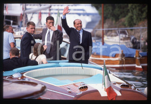 Silvio BERLUSCONI POLITICA FORZA ITALIA PORTOFINO 1995ca *35 mm vintage slide 11  Diapositiva d'epoca, in formato 35 mm.CONDIZIONI: GOODE' severamente vietata la riproduzione. Tutti i diritti sono riservati. ICharta mette in vendita, sul negozio eBay e in esclusiva sul sito "icharta" il proprio archivio composto da numerose diapositive e negativi fotografici d'epoca, tutti originali e autentici, che attraversano la storia del costume italiano tra gli la fine degli anni Sessanta e Novanta.Si tratta di uno sguardo inedito sull'attualità, la politica, la vita quotidiana, il gossip e la cultura, che fotografa il cambiamento della nazione in quest'ultimo scorcio del XX secolo. Un'occasione unica per il mercato del collezionismo, che vede finalmente disponibile un archivio eccezionale per vastità, tematiche e condizioni, in un settore (il negativo fotografico e la diapositiva) di assoluta novità e dalle interessanti prospettive di investimento.  GOOD/buono   originale e autentica 1