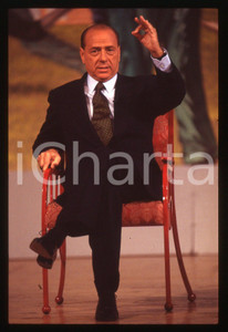 Silvio BERLUSCONI POLITICA convegno FORZA ITALIA 1995ca *35 mm vintage slide 216  Diapositiva d'epoca, in formato 35 mm.CONDIZIONI: GOODE' severamente vietata la riproduzione. Tutti i diritti sono riservati.Nella diapositiva ICharta mette in vendita, sul negozio eBay e in esclusiva sul sito "icharta" il proprio archivio composto da numerose diapositive e negativi fotografici d'epoca, tutti originali e autentici, che attraversano la storia del costume italiano tra gli la fine degli anni Sessanta e Novanta.Si tratta di uno sguardo inedito sull'attualit&agrave;, la politica, la vita quotidiana, il gossip e la cultura, che fotografa il cambiamento della nazione in quest'ultimo scorcio del XX secolo. Un'occasione unica per il mercato del collezionismo, che vede finalmente disponibile un archivio eccezionale per vastit&agrave;, tematiche e condizioni, in un settore (il negativo fotografico e la diapositiva) di assoluta novit&agrave; e dalle interessanti prospettive di investimento.  GOOD/buono   originale e autentica 1