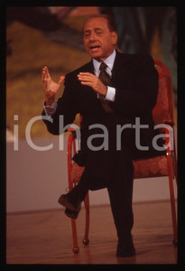 Silvio BERLUSCONI POLITICA convegno FORZA ITALIA 1995ca *35 mm vintage slide 219  Diapositiva d'epoca, in formato 35 mm.CONDIZIONI: GOODE' severamente vietata la riproduzione. Tutti i diritti sono riservati.ICharta mette in vendita, sul negozio eBay e in esclusiva sul sito "icharta" il proprio archivio composto da numerose diapositive e negativi fotografici d'epoca, tutti originali e autentici, che attraversano la storia del costume italiano tra gli la fine degli anni Sessanta e Novanta.Si tratta di uno sguardo inedito sull'attualità, la politica, la vita quotidiana, il gossip e la cultura, che fotografa il cambiamento della nazione in quest'ultimo scorcio del XX secolo. Un'occasione unica per il mercato del collezionismo, che vede finalmente disponibile un archivio eccezionale per vastità, tematiche e condizioni, in un settore (il negativo fotografico e la diapositiva) di assoluta novità e dalle interessanti prospettive di investimento.  GOOD/buono   originale e autentica 1