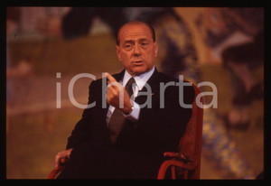 Silvio BERLUSCONI POLITICA convegno FORZA ITALIA 1995ca *35 mm vintage slide 224  Diapositiva d'epoca, in formato 35 mm.CONDIZIONI: GOODE' severamente vietata la riproduzione. Tutti i diritti sono riservati.ICharta mette in vendita, sul negozio eBay e in esclusiva sul sito "icharta" il proprio archivio composto da numerose diapositive e negativi fotografici d'epoca, tutti originali e autentici, che attraversano la storia del costume italiano tra gli la fine degli anni Sessanta e Novanta.Si tratta di uno sguardo inedito sull'attualità, la politica, la vita quotidiana, il gossip e la cultura, che fotografa il cambiamento della nazione in quest'ultimo scorcio del XX secolo. Un'occasione unica per il mercato del collezionismo, che vede finalmente disponibile un archivio eccezionale per vastità, tematiche e condizioni, in un settore (il negativo fotografico e la diapositiva) di assoluta novità e dalle interessanti prospettive di investimento.  GOOD/buono   originale e autentica 1