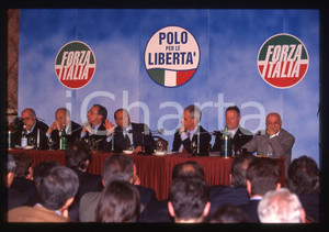 Silvio BERLUSCONI POLITICA convegno FORZA ITALIA 1995ca *35 mm vintage slide 242  Diapositiva d'epoca, in formato 35 mm.CONDIZIONI: GOODE' severamente vietata la riproduzione. Tutti i diritti sono riservati.ICharta mette in vendita, sul negozio eBay e in esclusiva sul sito "icharta" il proprio archivio composto da numerose diapositive e negativi fotografici d'epoca, tutti originali e autentici, che attraversano la storia del costume italiano tra gli la fine degli anni Sessanta e Novanta.Si tratta di uno sguardo inedito sull'attualità, la politica, la vita quotidiana, il gossip e la cultura, che fotografa il cambiamento della nazione in quest'ultimo scorcio del XX secolo. Un'occasione unica per il mercato del collezionismo, che vede finalmente disponibile un archivio eccezionale per vastità, tematiche e condizioni, in un settore (il negativo fotografico e la diapositiva) di assoluta novità e dalle interessanti prospettive di investimento.  GOOD/buono   originale e autentica 1