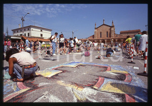 1991 CURTATONE Fiera delle Grazie - Madonnari * 35 mm vintage slide 13  Diapositiva d'epoca, in formato 35 mm.CONDIZIONI: GOODE' severamente vietata la riproduzione. Tutti i diritti sono riservati.ICharta mette in vendita, sul negozio eBay e in esclusiva sul sito "icharta" il proprio archivio composto da numerose diapositive e negativi fotografici d'epoca, tutti originali e autentici, che attraversano la storia del costume italiano tra gli la fine degli anni Sessanta e Novanta.Si tratta di uno sguardo inedito sull'attualità, la politica, la vita quotidiana, il gossip e la cultura, che fotografa il cambiamento della nazione in quest'ultimo scorcio del XX secolo. Un'occasione unica per il mercato del collezionismo, che vede finalmente disponibile un archivio eccezionale per vastità, tematiche e condizioni, in un settore (il negativo fotografico e la diapositiva) di assoluta novità e dalle interessanti prospettive di investimento.  GOOD/buono   originale e autentica 1