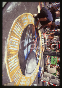 1991 CURTATONE Fiera delle Grazie - Madonnari * 35 mm vintage slide 14  Diapositiva d'epoca, in formato 35 mm.CONDIZIONI: GOODE' severamente vietata la riproduzione. Tutti i diritti sono riservati.ICharta mette in vendita, sul negozio eBay e in esclusiva sul sito "icharta" il proprio archivio composto da numerose diapositive e negativi fotografici d'epoca, tutti originali e autentici, che attraversano la storia del costume italiano tra gli la fine degli anni Sessanta e Novanta.Si tratta di uno sguardo inedito sull'attualità, la politica, la vita quotidiana, il gossip e la cultura, che fotografa il cambiamento della nazione in quest'ultimo scorcio del XX secolo. Un'occasione unica per il mercato del collezionismo, che vede finalmente disponibile un archivio eccezionale per vastità, tematiche e condizioni, in un settore (il negativo fotografico e la diapositiva) di assoluta novità e dalle interessanti prospettive di investimento.  GOOD/buono   originale e autentica 1