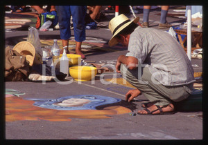 1991 CURTATONE Fiera delle Grazie - Madonnari * 35 mm vintage slide 18  Diapositiva d'epoca, in formato 35 mm.CONDIZIONI: GOODE' severamente vietata la riproduzione. Tutti i diritti sono riservati.ICharta mette in vendita, sul negozio eBay e in esclusiva sul sito "icharta" il proprio archivio composto da numerose diapositive e negativi fotografici d'epoca, tutti originali e autentici, che attraversano la storia del costume italiano tra gli la fine degli anni Sessanta e Novanta.Si tratta di uno sguardo inedito sull'attualità, la politica, la vita quotidiana, il gossip e la cultura, che fotografa il cambiamento della nazione in quest'ultimo scorcio del XX secolo. Un'occasione unica per il mercato del collezionismo, che vede finalmente disponibile un archivio eccezionale per vastità, tematiche e condizioni, in un settore (il negativo fotografico e la diapositiva) di assoluta novità e dalle interessanti prospettive di investimento.  GOOD/buono   originale e autentica 1