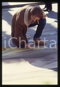 1990 ca MILANO - Madonnari in Piazza del DUOMO * 35 mm vintage slide  Diapositiva d'epoca, in formato 35 mm.CONDIZIONI: GOODE' severamente vietata la riproduzione. Tutti i diritti sono riservati.ICharta mette in vendita, sul negozio eBay e in esclusiva sul sito "icharta" il proprio archivio composto da numerose diapositive e negativi fotografici d'epoca, tutti originali e autentici, che attraversano la storia del costume italiano tra gli la fine degli anni Sessanta e Novanta.Si tratta di uno sguardo inedito sull'attualità, la politica, la vita quotidiana, il gossip e la cultura, che fotografa il cambiamento della nazione in quest'ultimo scorcio del XX secolo. Un'occasione unica per il mercato del collezionismo, che vede finalmente disponibile un archivio eccezionale per vastità, tematiche e condizioni, in un settore (il negativo fotografico e la diapositiva) di assoluta novità e dalle interessanti prospettive di investimento.  GOOD/buono   originale e autentica 1
