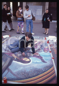 1990 ca MILANO - Madonnari in Piazza del DUOMO * 35 mm vintage slide 9  Diapositiva d'epoca, in formato 35 mm.CONDIZIONI: GOODE' severamente vietata la riproduzione. Tutti i diritti sono riservati. ICharta mette in vendita, sul negozio eBay e in esclusiva sul sito "icharta" il proprio archivio composto da numerose diapositive e negativi fotografici d'epoca, tutti originali e autentici, che attraversano la storia del costume italiano tra gli la fine degli anni Sessanta e Novanta.Si tratta di uno sguardo inedito sull'attualità, la politica, la vita quotidiana, il gossip e la cultura, che fotografa il cambiamento della nazione in quest'ultimo scorcio del XX secolo. Un'occasione unica per il mercato del collezionismo, che vede finalmente disponibile un archivio eccezionale per vastità, tematiche e condizioni, in un settore (il negativo fotografico e la diapositiva) di assoluta novità e dalle interessanti prospettive di investimento.  GOOD/buono   originale e autentica 1