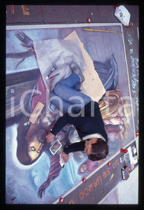 1990 ca MILANO - Madonnari in Piazza del DUOMO * 35 mm vintage slide 14  Diapositiva d'epoca, in formato 35 mm.CONDIZIONI: GOODE' severamente vietata la riproduzione. Tutti i diritti sono riservati. ICharta mette in vendita, sul negozio eBay e in esclusiva sul sito "icharta" il proprio archivio composto da numerose diapositive e negativi fotografici d'epoca, tutti originali e autentici, che attraversano la storia del costume italiano tra gli la fine degli anni Sessanta e Novanta.Si tratta di uno sguardo inedito sull'attualità, la politica, la vita quotidiana, il gossip e la cultura, che fotografa il cambiamento della nazione in quest'ultimo scorcio del XX secolo. Un'occasione unica per il mercato del collezionismo, che vede finalmente disponibile un archivio eccezionale per vastità, tematiche e condizioni, in un settore (il negativo fotografico e la diapositiva) di assoluta novità e dalle interessanti prospettive di investimento.  GOOD/buono   originale e autentica 1