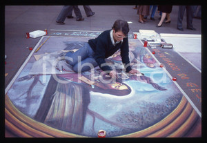 1990 ca MILANO - Madonnari in Piazza del DUOMO * 35 mm vintage slide 15  Diapositiva d'epoca, in formato 35 mm.CONDIZIONI: GOODE' severamente vietata la riproduzione. Tutti i diritti sono riservati.ICharta mette in vendita, sul negozio eBay e in esclusiva sul sito "icharta" il proprio archivio composto da numerose diapositive e negativi fotografici d'epoca, tutti originali e autentici, che attraversano la storia del costume italiano tra gli la fine degli anni Sessanta e Novanta.Si tratta di uno sguardo inedito sull'attualità, la politica, la vita quotidiana, il gossip e la cultura, che fotografa il cambiamento della nazione in quest'ultimo scorcio del XX secolo. Un'occasione unica per il mercato del collezionismo, che vede finalmente disponibile un archivio eccezionale per vastità, tematiche e condizioni, in un settore (il negativo fotografico e la diapositiva) di assoluta novità e dalle interessanti prospettive di investimento.  GOOD/buono   originale e autentica 1