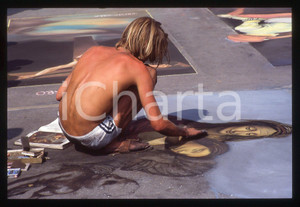 1990 ca MILANO - Madonnari in Piazza del DUOMO * 35 mm vintage slide 16  Diapositiva d'epoca, in formato 35 mm.CONDIZIONI: GOODE' severamente vietata la riproduzione. Tutti i diritti sono riservati. ICharta mette in vendita, sul negozio eBay e in esclusiva sul sito "icharta" il proprio archivio composto da numerose diapositive e negativi fotografici d'epoca, tutti originali e autentici, che attraversano la storia del costume italiano tra gli la fine degli anni Sessanta e Novanta.Si tratta di uno sguardo inedito sull'attualità, la politica, la vita quotidiana, il gossip e la cultura, che fotografa il cambiamento della nazione in quest'ultimo scorcio del XX secolo. Un'occasione unica per il mercato del collezionismo, che vede finalmente disponibile un archivio eccezionale per vastità, tematiche e condizioni, in un settore (il negativo fotografico e la diapositiva) di assoluta novità e dalle interessanti prospettive di investimento.  GOOD/buono   originale e autentica 1