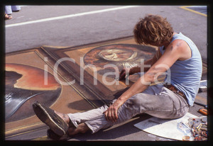 1990 ca MILANO - Madonnari in Piazza del DUOMO * 35 mm vintage slide 17  Diapositiva d'epoca, in formato 35 mm.CONDIZIONI: GOODE' severamente vietata la riproduzione. Tutti i diritti sono riservati. ICharta mette in vendita, sul negozio eBay e in esclusiva sul sito "icharta" il proprio archivio composto da numerose diapositive e negativi fotografici d'epoca, tutti originali e autentici, che attraversano la storia del costume italiano tra gli la fine degli anni Sessanta e Novanta.Si tratta di uno sguardo inedito sull'attualità, la politica, la vita quotidiana, il gossip e la cultura, che fotografa il cambiamento della nazione in quest'ultimo scorcio del XX secolo. Un'occasione unica per il mercato del collezionismo, che vede finalmente disponibile un archivio eccezionale per vastità, tematiche e condizioni, in un settore (il negativo fotografico e la diapositiva) di assoluta novità e dalle interessanti prospettive di investimento.  GOOD/buono   originale e autentica 1