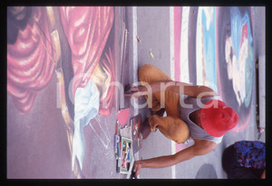 1990 ca MILANO - Madonnari in Piazza del DUOMO * 35 mm vintage slide 18  Diapositiva d'epoca, in formato 35 mm.CONDIZIONI: GOODE' severamente vietata la riproduzione. Tutti i diritti sono riservati. ICharta mette in vendita, sul negozio eBay e in esclusiva sul sito "icharta" il proprio archivio composto da numerose diapositive e negativi fotografici d'epoca, tutti originali e autentici, che attraversano la storia del costume italiano tra gli la fine degli anni Sessanta e Novanta.Si tratta di uno sguardo inedito sull'attualità, la politica, la vita quotidiana, il gossip e la cultura, che fotografa il cambiamento della nazione in quest'ultimo scorcio del XX secolo. Un'occasione unica per il mercato del collezionismo, che vede finalmente disponibile un archivio eccezionale per vastità, tematiche e condizioni, in un settore (il negativo fotografico e la diapositiva) di assoluta novità e dalle interessanti prospettive di investimento.  GOOD/buono   originale e autentica 1