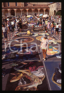 1991 CURTATONE Fiera delle Grazie - Madonnari * 35 mm vintage slide 24  Diapositiva d'epoca, in formato 35 mm.CONDIZIONI: GOODE' severamente vietata la riproduzione. Tutti i diritti sono riservati.ICharta mette in vendita, sul negozio eBay e in esclusiva sul sito "icharta" il proprio archivio composto da numerose diapositive e negativi fotografici d'epoca, tutti originali e autentici, che attraversano la storia del costume italiano tra gli la fine degli anni Sessanta e Novanta.Si tratta di uno sguardo inedito sull'attualità, la politica, la vita quotidiana, il gossip e la cultura, che fotografa il cambiamento della nazione in quest'ultimo scorcio del XX secolo. Un'occasione unica per il mercato del collezionismo, che vede finalmente disponibile un archivio eccezionale per vastità, tematiche e condizioni, in un settore (il negativo fotografico e la diapositiva) di assoluta novità e dalle interessanti prospettive di investimento.  GOOD/buono   originale e autentica 1