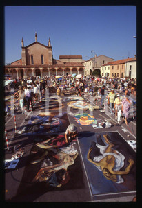 1991 CURTATONE Fiera delle Grazie - Madonnari * 35 mm vintage slide 65  Diapositiva d'epoca, in formato 35 mm.CONDIZIONI: GOODE' severamente vietata la riproduzione. Tutti i diritti sono riservati. ICharta mette in vendita, sul negozio eBay e in esclusiva sul sito "icharta" il proprio archivio composto da numerose diapositive e negativi fotografici d'epoca, tutti originali e autentici, che attraversano la storia del costume italiano tra gli la fine degli anni Sessanta e Novanta.Si tratta di uno sguardo inedito sull'attualità, la politica, la vita quotidiana, il gossip e la cultura, che fotografa il cambiamento della nazione in quest'ultimo scorcio del XX secolo. Un'occasione unica per il mercato del collezionismo, che vede finalmente disponibile un archivio eccezionale per vastità, tematiche e condizioni, in un settore (il negativo fotografico e la diapositiva) di assoluta novità e dalle interessanti prospettive di investimento.  GOOD/buono   originale e autentica 1