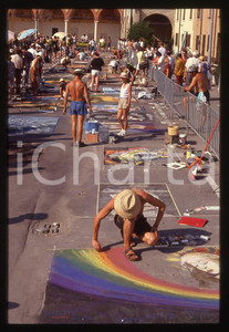 1991 CURTATONE Fiera delle Grazie - Madonnari * 35 mm vintage slide 66  Diapositiva d'epoca, in formato 35 mm.CONDIZIONI: GOODE' severamente vietata la riproduzione. Tutti i diritti sono riservati. ICharta mette in vendita, sul negozio eBay e in esclusiva sul sito "icharta" il proprio archivio composto da numerose diapositive e negativi fotografici d'epoca, tutti originali e autentici, che attraversano la storia del costume italiano tra gli la fine degli anni Sessanta e Novanta.Si tratta di uno sguardo inedito sull'attualità, la politica, la vita quotidiana, il gossip e la cultura, che fotografa il cambiamento della nazione in quest'ultimo scorcio del XX secolo. Un'occasione unica per il mercato del collezionismo, che vede finalmente disponibile un archivio eccezionale per vastità, tematiche e condizioni, in un settore (il negativo fotografico e la diapositiva) di assoluta novità e dalle interessanti prospettive di investimento.  GOOD/buono   originale e autentica 1