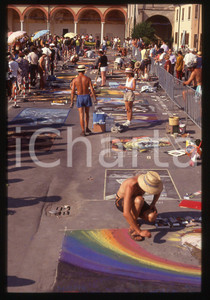 1991 CURTATONE Fiera delle Grazie - Madonnari * 35 mm vintage slide 67  Diapositiva d'epoca, in formato 35 mm.CONDIZIONI: GOODE' severamente vietata la riproduzione. Tutti i diritti sono riservati.ICharta mette in vendita, sul negozio eBay e in esclusiva sul sito "icharta" il proprio archivio composto da numerose diapositive e negativi fotografici d'epoca, tutti originali e autentici, che attraversano la storia del costume italiano tra gli la fine degli anni Sessanta e Novanta.Si tratta di uno sguardo inedito sull'attualità, la politica, la vita quotidiana, il gossip e la cultura, che fotografa il cambiamento della nazione in quest'ultimo scorcio del XX secolo. Un'occasione unica per il mercato del collezionismo, che vede finalmente disponibile un archivio eccezionale per vastità, tematiche e condizioni, in un settore (il negativo fotografico e la diapositiva) di assoluta novità e dalle interessanti prospettive di investimento.  GOOD/buono   originale e autentica 1