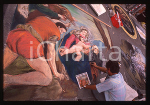 1980 CURTATONE Fiera delle Grazie - Madonnari * 35 mm vintage slide 3  Diapositiva d'epoca, in formato 35 mm.CONDIZIONI: GOODE' severamente vietata la riproduzione. Tutti i diritti sono riservati. ICharta mette in vendita, sul negozio eBay e in esclusiva sul sito "icharta" il proprio archivio composto da numerose diapositive e negativi fotografici d'epoca, tutti originali e autentici, che attraversano la storia del costume italiano tra gli la fine degli anni Sessanta e Novanta.Si tratta di uno sguardo inedito sull'attualità, la politica, la vita quotidiana, il gossip e la cultura, che fotografa il cambiamento della nazione in quest'ultimo scorcio del XX secolo. Un'occasione unica per il mercato del collezionismo, che vede finalmente disponibile un archivio eccezionale per vastità, tematiche e condizioni, in un settore (il negativo fotografico e la diapositiva) di assoluta novità e dalle interessanti prospettive di investimento.  GOOD/buono   originale e autentica 1