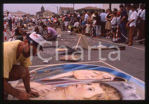 1980 CURTATONE Fiera delle Grazie - Madonnari * 35 mm vintage slide 17  Diapositiva d'epoca, in formato 35 mm.CONDIZIONI: GOODE' severamente vietata la riproduzione. Tutti i diritti sono riservati.ICharta mette in vendita, sul negozio eBay e in esclusiva sul sito "icharta" il proprio archivio composto da numerose diapositive e negativi fotografici d'epoca, tutti originali e autentici, che attraversano la storia del costume italiano tra gli la fine degli anni Sessanta e Novanta.Si tratta di uno sguardo inedito sull'attualità, la politica, la vita quotidiana, il gossip e la cultura, che fotografa il cambiamento della nazione in quest'ultimo scorcio del XX secolo. Un'occasione unica per il mercato del collezionismo, che vede finalmente disponibile un archivio eccezionale per vastità, tematiche e condizioni, in un settore (il negativo fotografico e la diapositiva) di assoluta novità e dalle interessanti prospettive di investimento.  GOOD/buono   originale e autentica 1