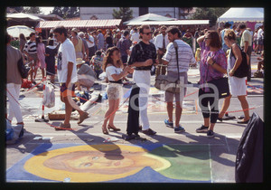1991 CURTATONE Fiera delle Grazie - Madonnari * 35 mm vintage slide 111  Diapositiva d'epoca, in formato 35 mm.CONDIZIONI: GOODE' severamente vietata la riproduzione. Tutti i diritti sono riservati. ICharta mette in vendita, sul negozio eBay e in esclusiva sul sito "icharta" il proprio archivio composto da numerose diapositive e negativi fotografici d'epoca, tutti originali e autentici, che attraversano la storia del costume italiano tra gli la fine degli anni Sessanta e Novanta.Si tratta di uno sguardo inedito sull'attualità, la politica, la vita quotidiana, il gossip e la cultura, che fotografa il cambiamento della nazione in quest'ultimo scorcio del XX secolo. Un'occasione unica per il mercato del collezionismo, che vede finalmente disponibile un archivio eccezionale per vastità, tematiche e condizioni, in un settore (il negativo fotografico e la diapositiva) di assoluta novità e dalle interessanti prospettive di investimento.  GOOD/buono   originale e autentica 1