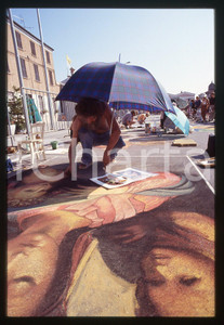 1991 CURTATONE Fiera delle Grazie - Madonnari * 35 mm vintage slide 123  Diapositiva d'epoca, in formato 35 mm.CONDIZIONI: GOOD ICharta mette in vendita, sul negozio eBay e in esclusiva sul sito "icharta" il proprio archivio composto da numerose diapositive e negativi fotografici d'epoca, tutti originali e autentici, che attraversano la storia del costume italiano tra gli la fine degli anni Sessanta e Novanta.Si tratta di uno sguardo inedito sull'attualità, la politica, la vita quotidiana, il gossip e la cultura, che fotografa il cambiamento della nazione in quest'ultimo scorcio del XX secolo. Un'occasione unica per il mercato del collezionismo, che vede finalmente disponibile un archivio eccezionale per vastità, tematiche e condizioni, in un settore (il negativo fotografico e la diapositiva) di assoluta novità e dalle interessanti prospettive di investimento.  GOOD/buono   originale e autentica 1