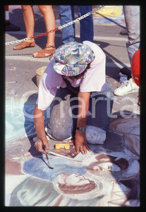 1991 CURTATONE Fiera delle Grazie - Madonnari * 35 mm vintage slide 141  Diapositiva d'epoca, in formato 35 mm.CONDIZIONI: GOODE' severamente vietata la riproduzione. Tutti i diritti sono riservati.ICharta mette in vendita, sul negozio eBay e in esclusiva sul sito "icharta" il proprio archivio composto da numerose diapositive e negativi fotografici d'epoca, tutti originali e autentici, che attraversano la storia del costume italiano tra gli la fine degli anni Sessanta e Novanta.Si tratta di uno sguardo inedito sull'attualità, la politica, la vita quotidiana, il gossip e la cultura, che fotografa il cambiamento della nazione in quest'ultimo scorcio del XX secolo. Un'occasione unica per il mercato del collezionismo, che vede finalmente disponibile un archivio eccezionale per vastità, tematiche e condizioni, in un settore (il negativo fotografico e la diapositiva) di assoluta novità e dalle interessanti prospettive di investimento.  GOOD/buono   originale e autentica 1